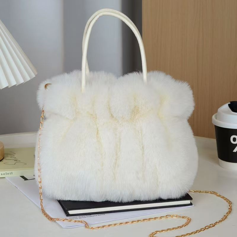 Plišna torbica s lancem – zimski stil, elegantna crossbody torba
