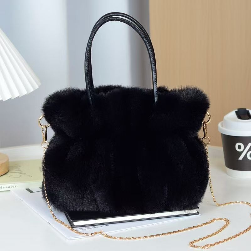 Plišna torbica s lancem – zimski stil, elegantna crossbody torba