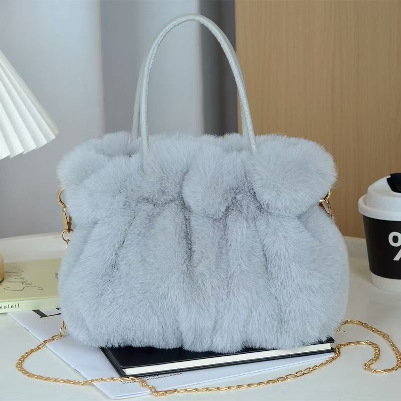 Plišna torbica s lancem – zimski stil, elegantna crossbody torba
