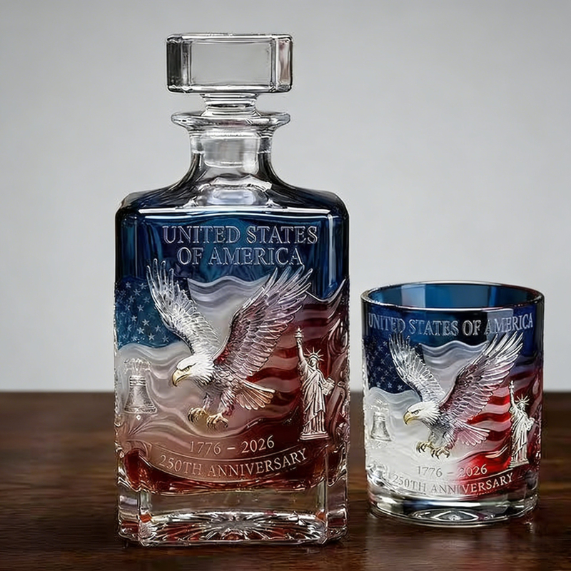 Set decantor din sticlă borosilikată cu motiv de vultur, sticlă de whisky și pahare de vin – ediție aniversară