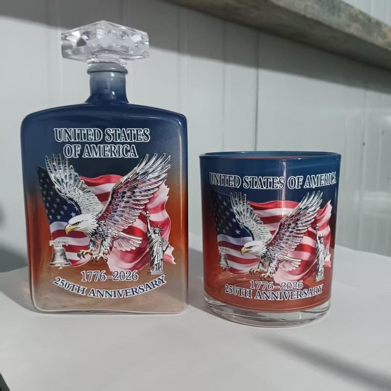Set decantor din sticlă borosilikată cu motiv de vultur, sticlă de whisky și pahare de vin – ediție aniversară
