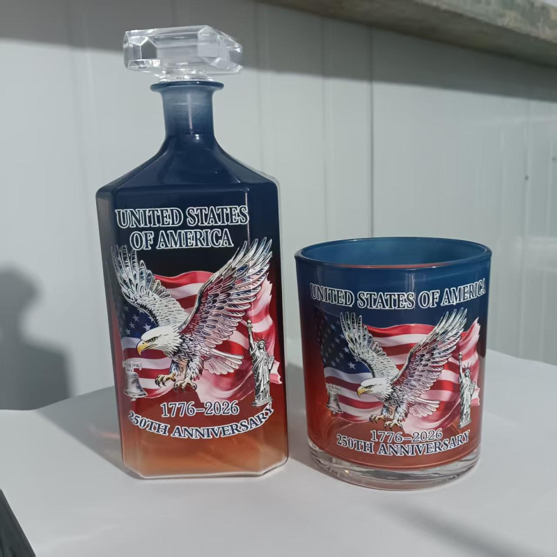 Set decantor din sticlă borosilikată cu motiv de vultur, sticlă de whisky și pahare de vin – ediție aniversară