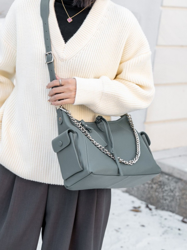 Ženska torba od kože prve sloja goveda, prirodna koža, ramenski ili crossbody stil, minimalisticki dizajn, meka prava koža