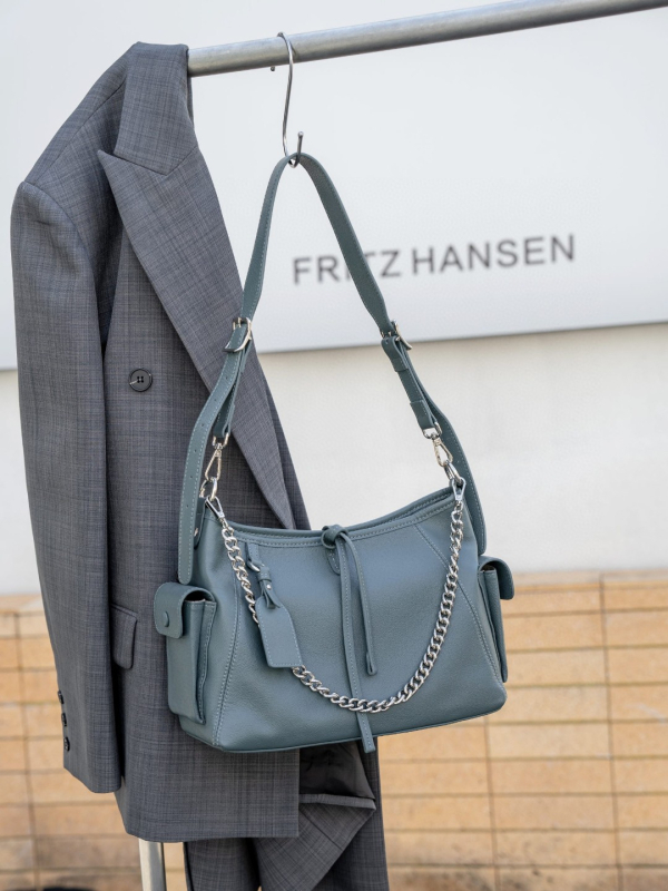 Ženska torba od kože prve sloja goveda, prirodna koža, ramenski ili crossbody stil, minimalisticki dizajn, meka prava koža