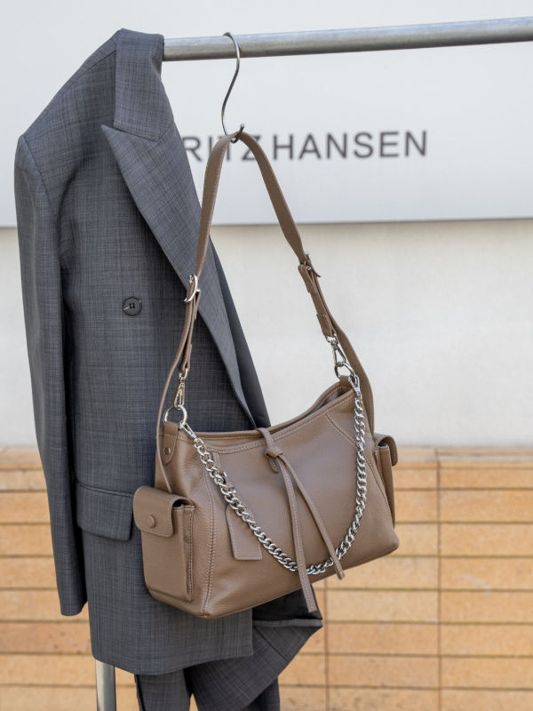 Ženska torba od kože prve sloja goveda, prirodna koža, ramenski ili crossbody stil, minimalisticki dizajn, meka prava koža