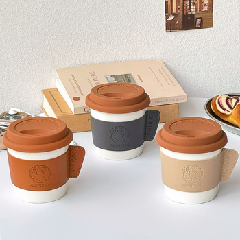 Cană ceramică pentru cafea cu capac și manșon din piele, design minimalist modern, personalizare pentru cadouri corporative