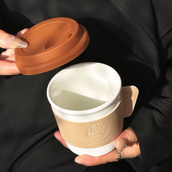 Cană ceramică pentru cafea cu capac și manșon din piele, design minimalist modern, personalizare pentru cadouri corporative