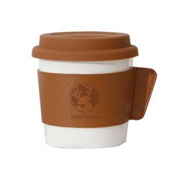 Cană ceramică pentru cafea cu capac și manșon din piele, design minimalist modern, personalizare pentru cadouri corporative