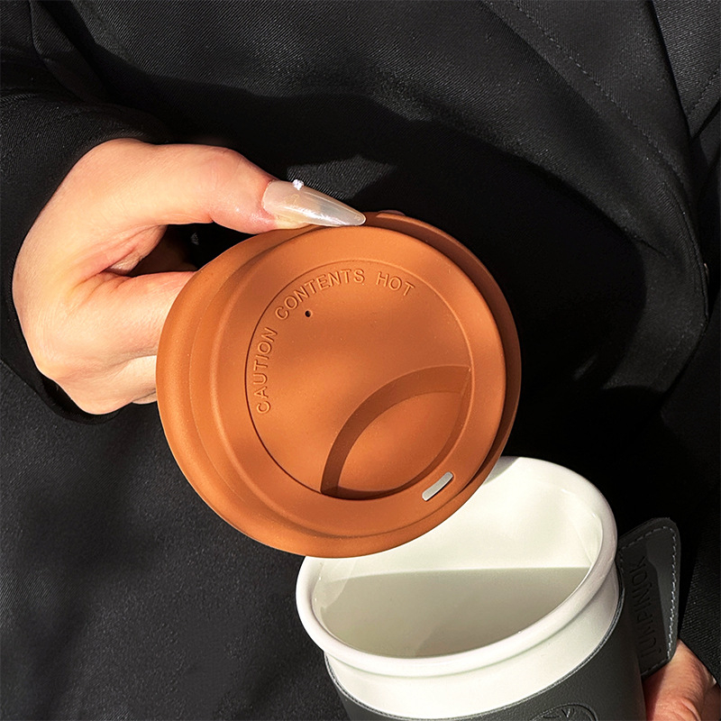 Cană ceramică pentru cafea cu capac și manșon din piele, design minimalist modern, personalizare pentru cadouri corporative