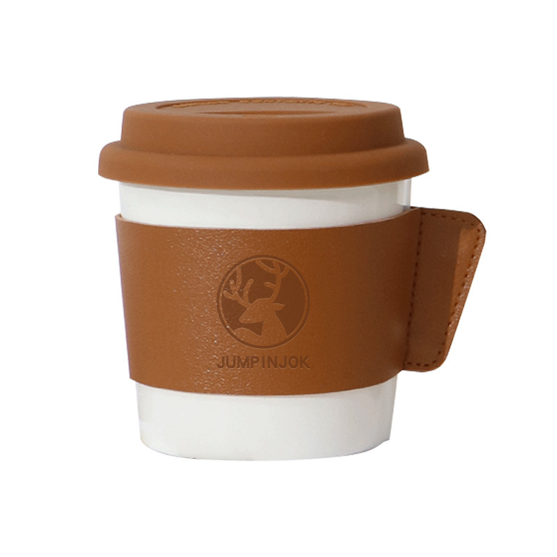 Cană ceramică pentru cafea cu capac și manșon din piele, design minimalist modern, personalizare pentru cadouri corporative