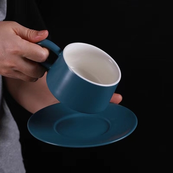 Ceașcă ceramică pentru cafea cu farfuriu și linguriță, albastru ceață, finisaj mat simplu, design creativ pentru uz casnic, ceai de după-amiază