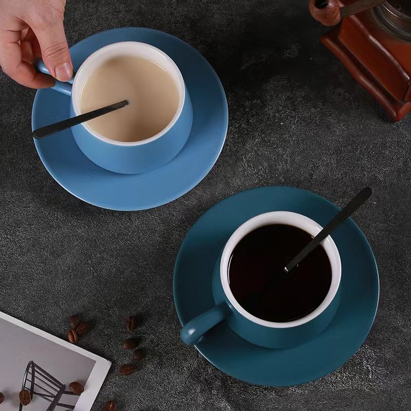Ceașcă ceramică pentru cafea cu farfuriu și linguriță, albastru ceață, finisaj mat simplu, design creativ pentru uz casnic, ceai de după-amiază