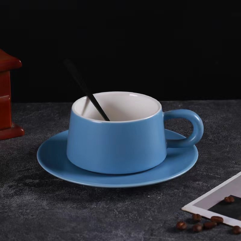 Ceașcă ceramică pentru cafea cu farfuriu și linguriță, albastru ceață, finisaj mat simplu, design creativ pentru uz casnic, ceai de după-amiază