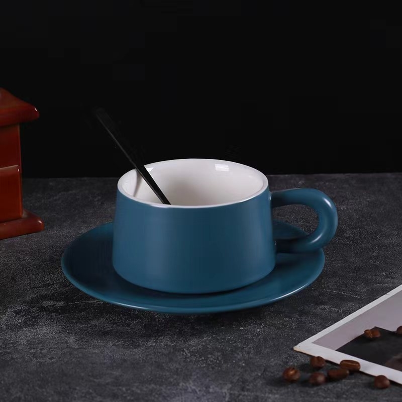 Ceașcă ceramică pentru cafea cu farfuriu și linguriță, albastru ceață, finisaj mat simplu, design creativ pentru uz casnic, ceai de după-amiază