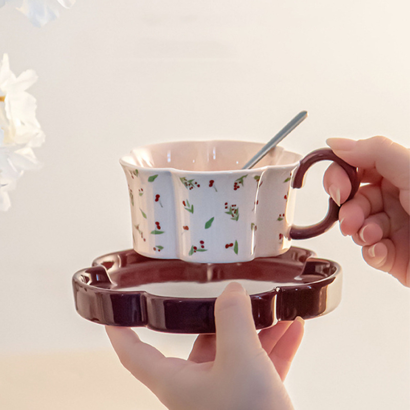 Set cești de cafea și farfurioară în formă de cireș, design delicat în formă de petale, pentru ceaiul de după-amiază la birou
