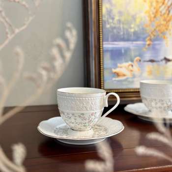 Porțelan cu os, fin și translucid, elegant și proaspăt, cu design relief, ceașcă de cafea cu farfurioară, potrivită pentru ceaiul de după-amiază și restaurante elegante