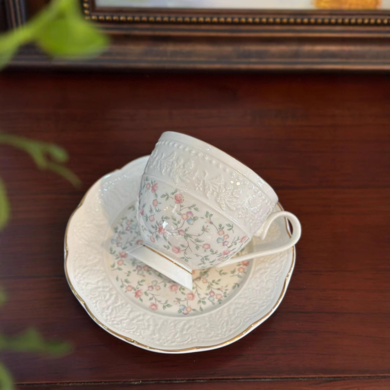 Porțelan cu os, fin și translucid, elegant și proaspăt, cu design relief, ceașcă de cafea cu farfurioară, potrivită pentru ceaiul de după-amiază și restaurante elegante