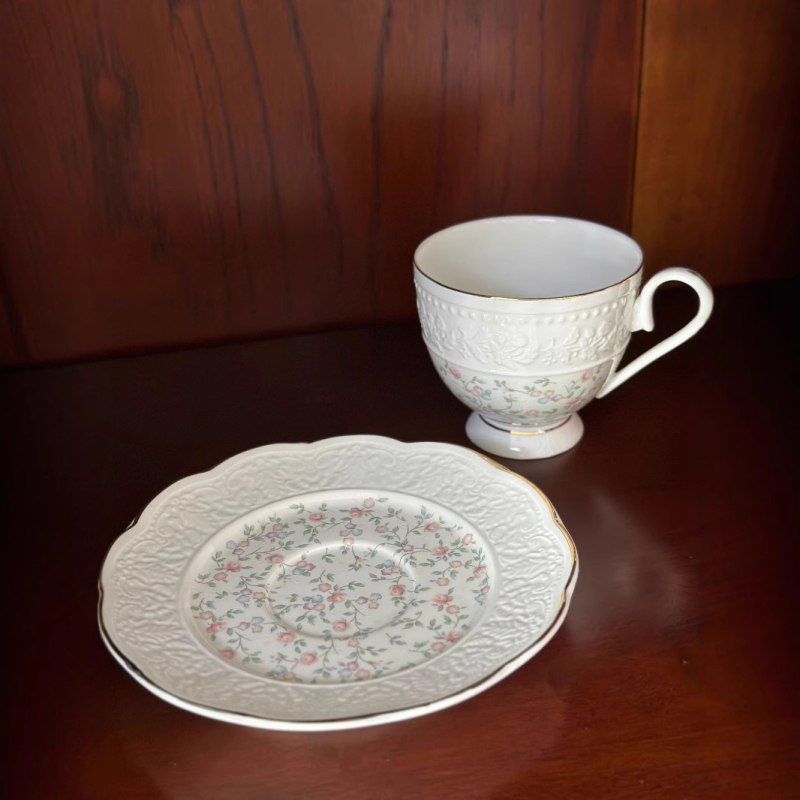 Porțelan cu os, fin și translucid, elegant și proaspăt, cu design relief, ceașcă de cafea cu farfurioară, potrivită pentru ceaiul de după-amiază și restaurante elegante