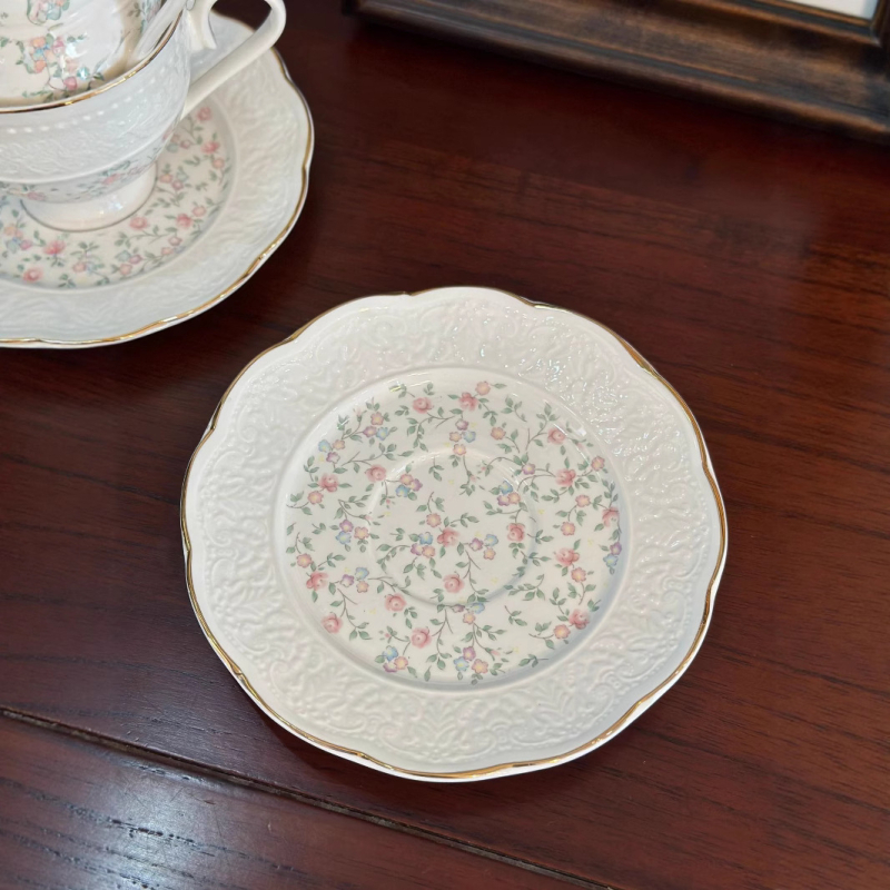 Porțelan cu os, fin și translucid, elegant și proaspăt, cu design relief, ceașcă de cafea cu farfurioară, potrivită pentru ceaiul de după-amiază și restaurante elegante