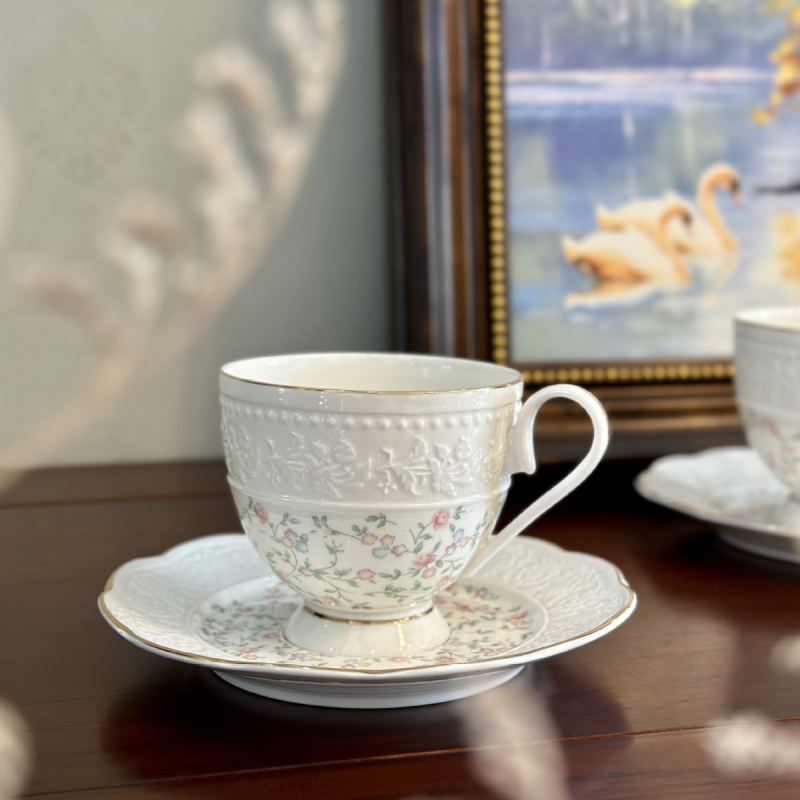 Porțelan cu os, fin și translucid, elegant și proaspăt, cu design relief, ceașcă de cafea cu farfurioară, potrivită pentru ceaiul de după-amiază și restaurante elegante
