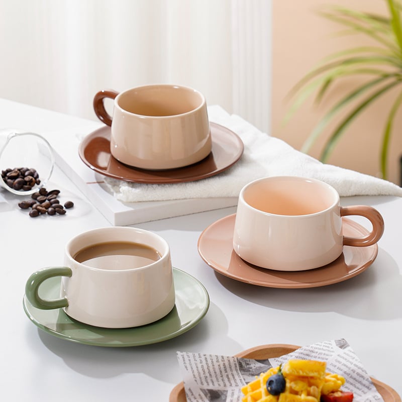 Set ceramic de cafea cu ceașcă și farfurioară în stil nordic, cu culori contrastante