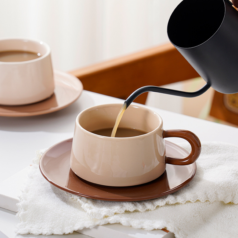Set ceramic de cafea cu ceașcă și farfurioară în stil nordic, cu culori contrastante