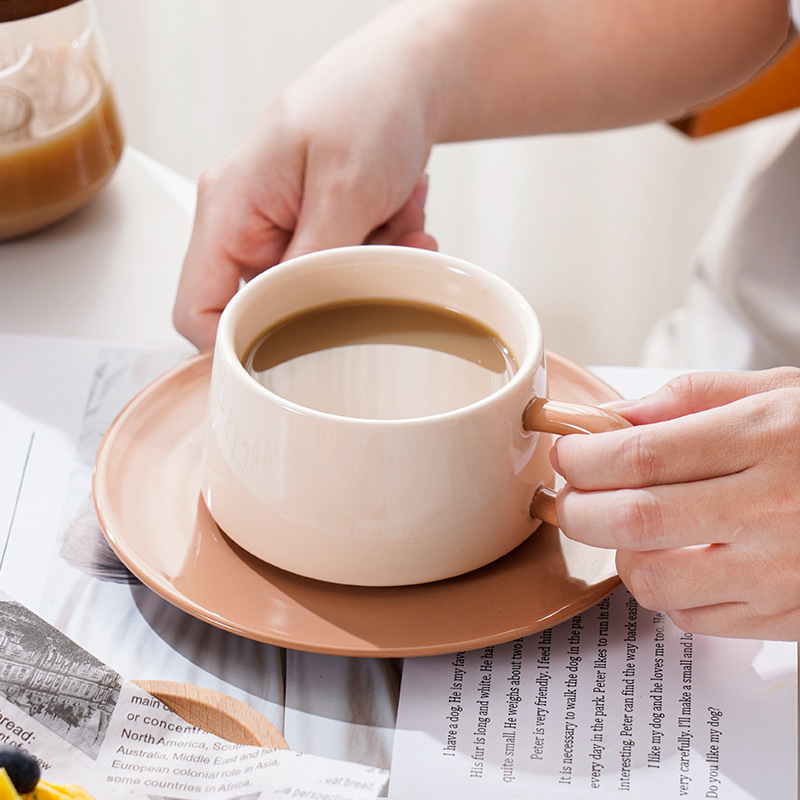 Set ceramic de cafea cu ceașcă și farfurioară în stil nordic, cu culori contrastante