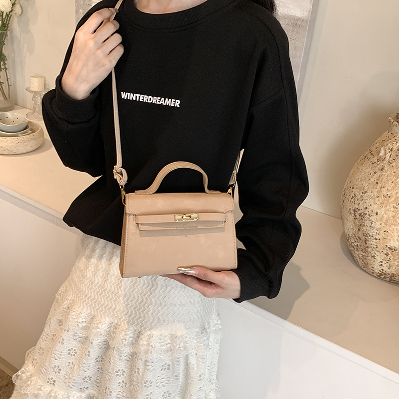 Ženska torba u francuskom stilu, personaliziran modni dizajn, torba tipa Kelly, ramenski stil po korejskom modelu, kompaktna i svestrana za svakodnevnu upotrebu.