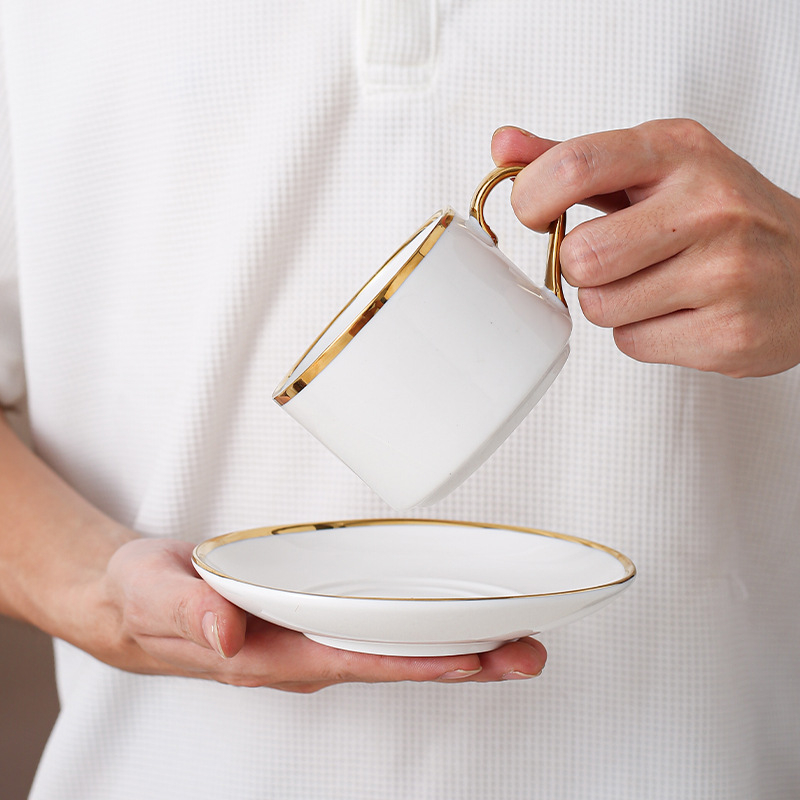 Set ceramic pentru cafea cu farfurioară, în stil nordic, cu margine auriu – elegant, minimalist, pentru uz casnic și ceai de după-amiază