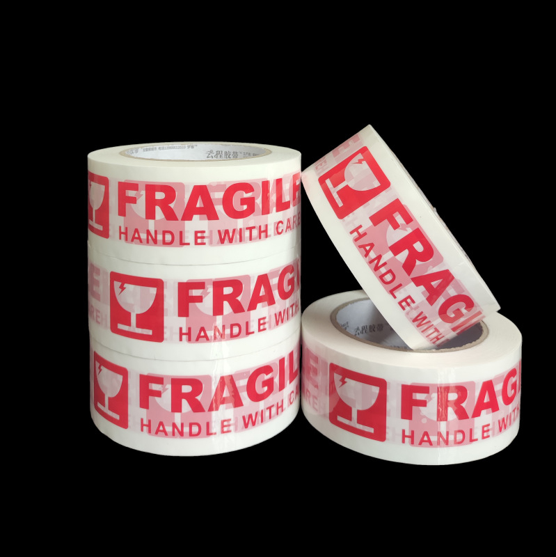 Bandă de ambalare fragilă cu avertisment roșu pe fond alb