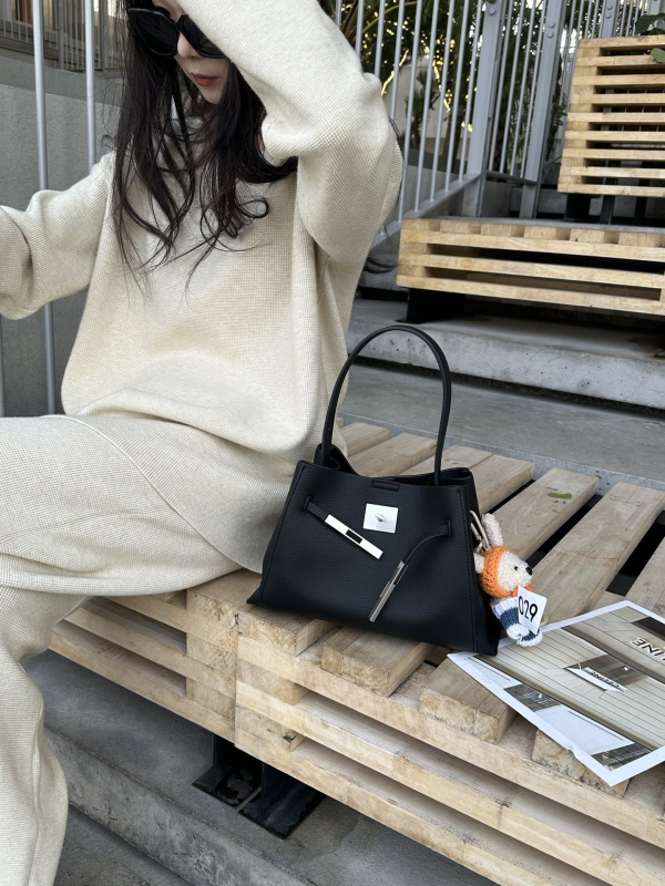 2026 nova luksuzna minimalistička bucket torba za žene, svestrana za ramena i crossbody, koža s zrnatom teksturom Kelly torba