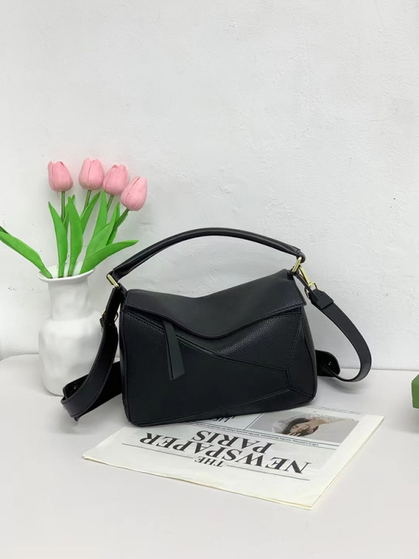 Mekana kožna torbica s geometrijskim dizajnom i oblikom jastuka, torba za nošenje preko ramena i crossbody, nova verzija 2026