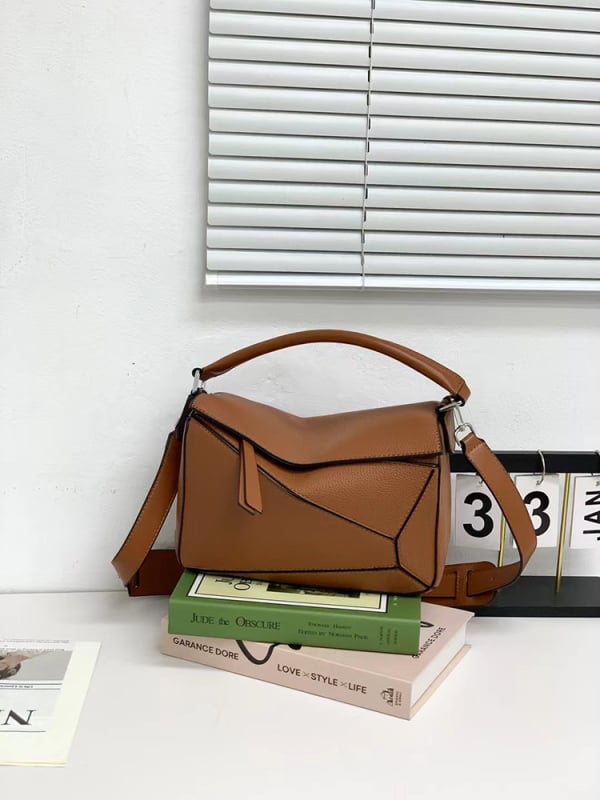 Mekana kožna torbica s geometrijskim dizajnom i oblikom jastuka, torba za nošenje preko ramena i crossbody, nova verzija 2026