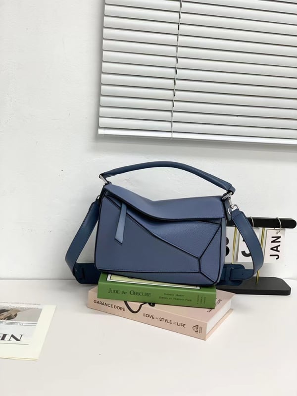 Mekana kožna torbica s geometrijskim dizajnom i oblikom jastuka, torba za nošenje preko ramena i crossbody, nova verzija 2026
