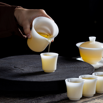 Ice Jade set de ceai din ceramică – cadou corporativ de înaltă clasă într-o cutie cadou, personalizabil, potrivit pentru conferințe și pentru sectoarele imobiliare, banking și asigurări.