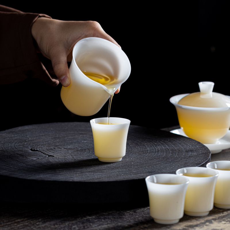 Ice Jade set de ceai din ceramică – cadou corporativ de înaltă clasă într-o cutie cadou, personalizabil, potrivit pentru conferințe și pentru sectoarele imobiliare, banking și asigurări.