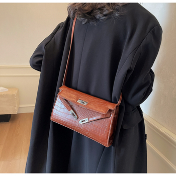 Ženska Kelly torba s uzorkom krokodila, s ramenskim i crossbody stilom, baguette silueta, zima 2024