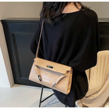 Ženska Kelly torba s uzorkom krokodila, s ramenskim i crossbody stilom, baguette silueta, zima 2024