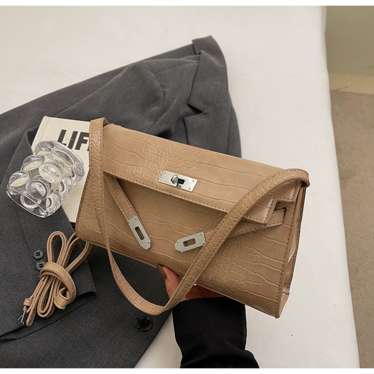 Ženska Kelly torba s uzorkom krokodila, s ramenskim i crossbody stilom, baguette silueta, zima 2024