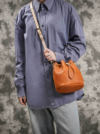 Torba bucket od prave kože, vintage, ručno izrađena, koža obrađena biljnim postupkom, resica, minimalistička crossbody torba 21030