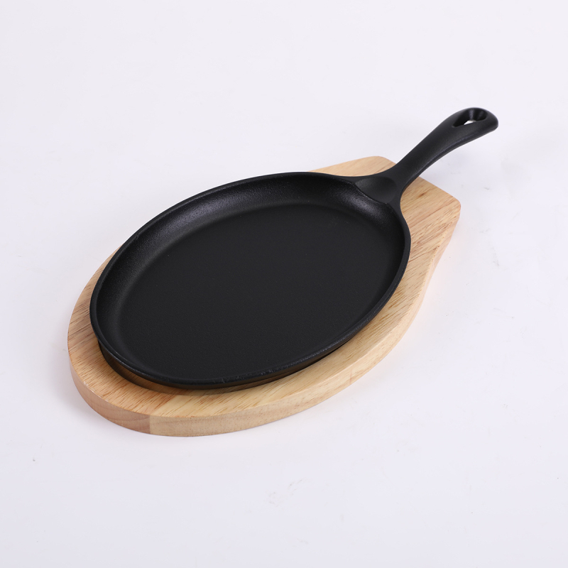 Tigaie grill din fontă, rotundă, cu mâner unic și mâner din lemn, antiaderentă, potrivită pentru pește și friptură.