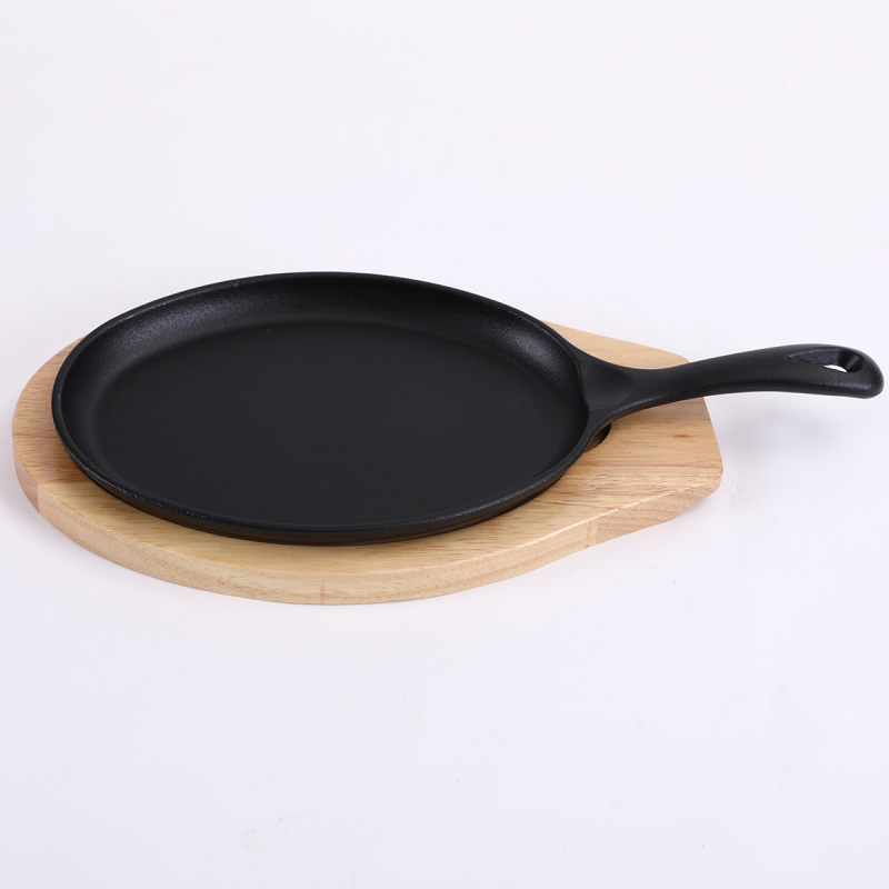 Tigaie grill din fontă, rotundă, cu mâner unic și mâner din lemn, antiaderentă, potrivită pentru pește și friptură.
