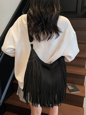 Smeđa velúr crossbody torba s resicama, boho retro stil, jesen 2025.