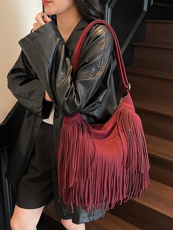 Smeđa velúr crossbody torba s resicama, boho retro stil, jesen 2025.