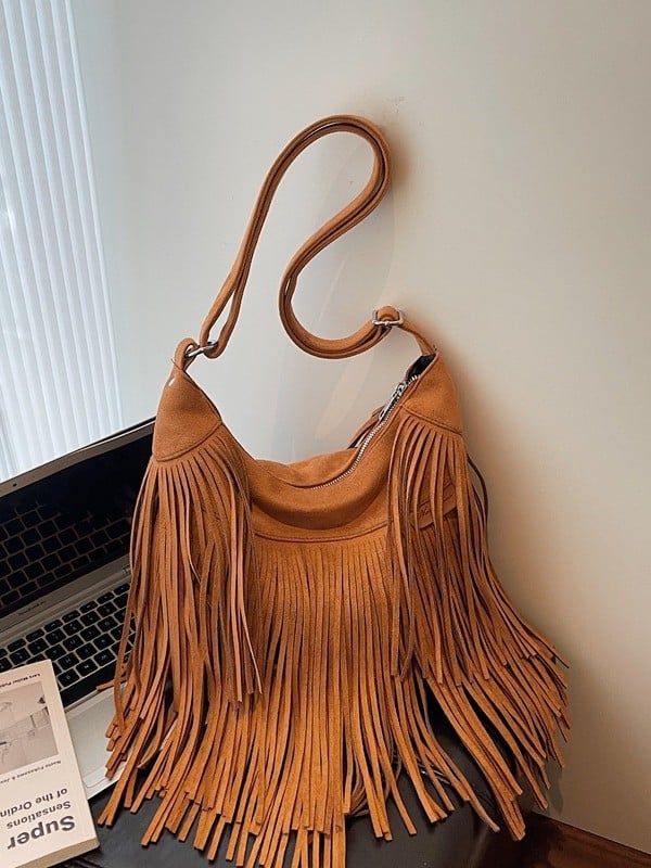 Smeđa velúr crossbody torba s resicama, boho retro stil, jesen 2025.