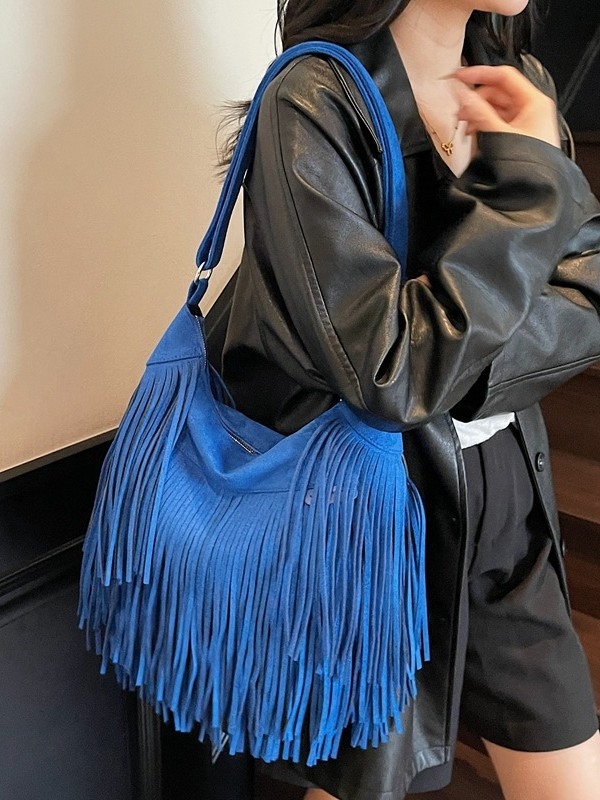 Smeđa velúr crossbody torba s resicama, boho retro stil, jesen 2025.