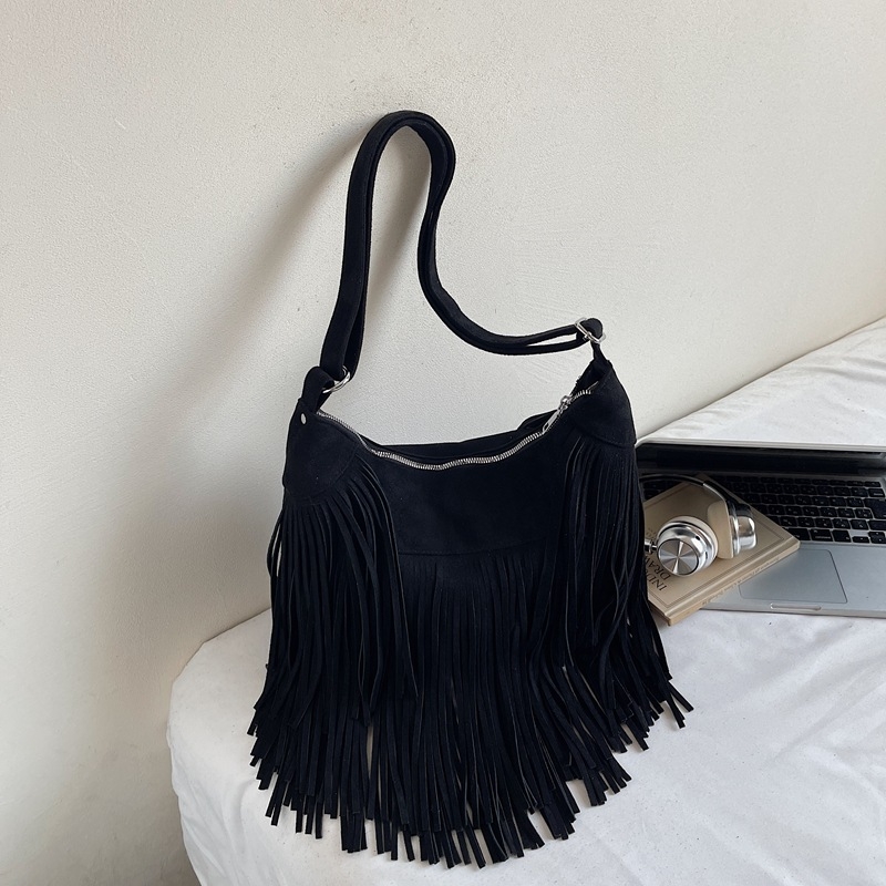 Smeđa velúr crossbody torba s resicama, boho retro stil, jesen 2025.