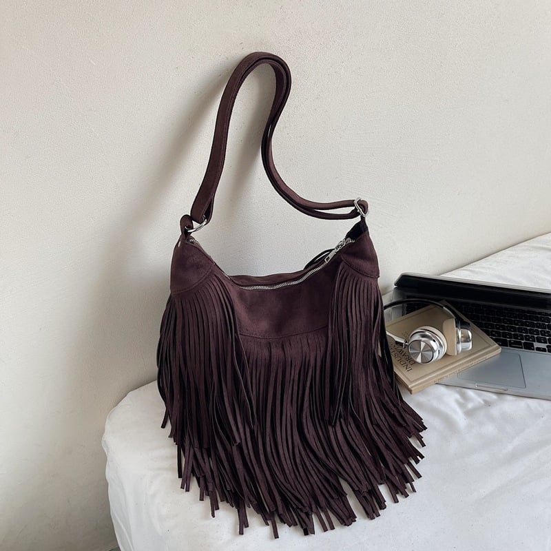 Smeđa velúr crossbody torba s resicama, boho retro stil, jesen 2025.