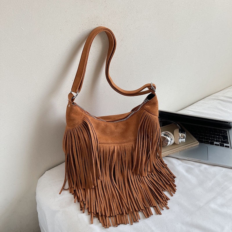 Smeđa velúr crossbody torba s resicama, boho retro stil, jesen 2025.