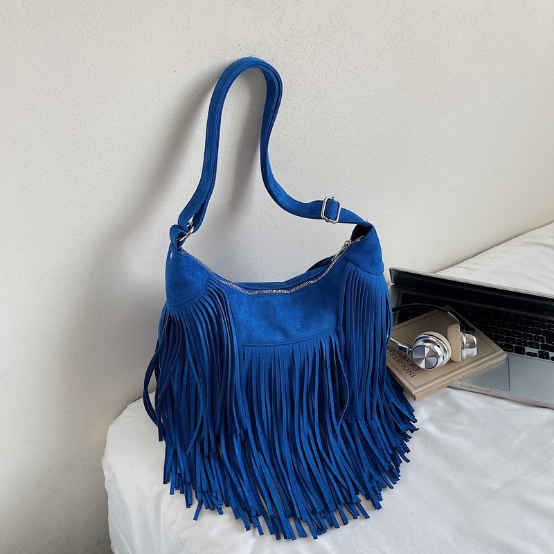 Smeđa velúr crossbody torba s resicama, boho retro stil, jesen 2025.